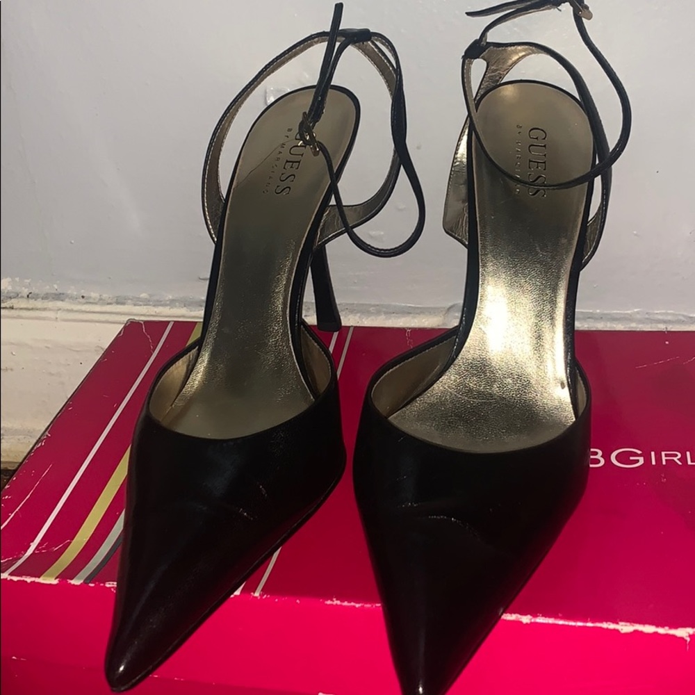 Black pumps